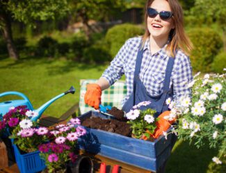 Vrouw aan het tuinieren circuflex potgrond (tuinbouw) ss 420623560