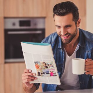 magazine film man reading tijdschriftenfolie shutterstock_613424990 klein