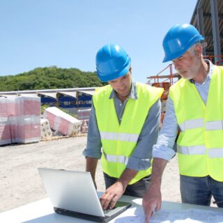 Bouwvakkers die plannen bekijken (bouw) ss 78103906