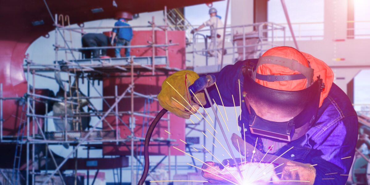 Shipyard,Welder,Man,Working,And,Welding,Close,Up,At,Stern