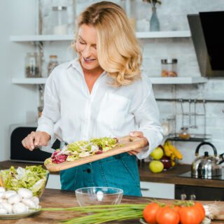 Vrouw maakt salade in keuken (food) ss 1189465543
