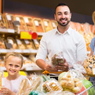 Supermarkt broodverpakking gezin winkelkar