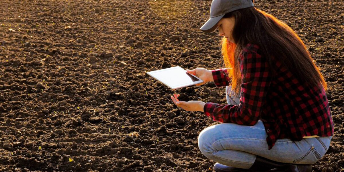 Boerin met ipad op land meststoffen akkerbouw tuinbouw