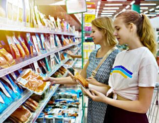 Vrouw supermarkt groente