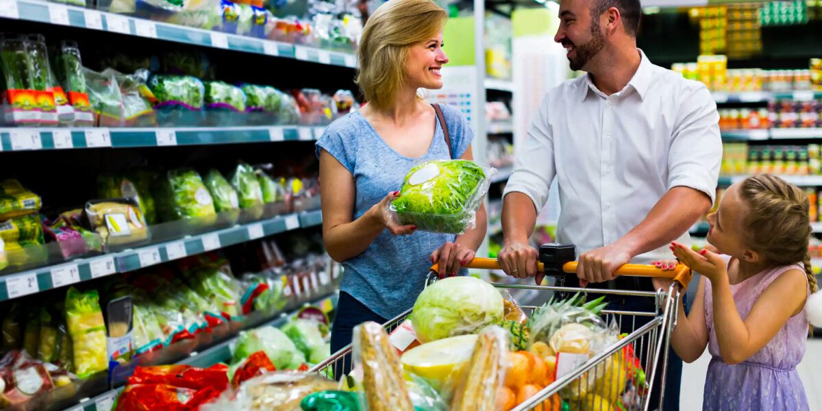 gezin in supermarkt met winkelkar food