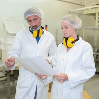 Man en vrouw audit in fabriek