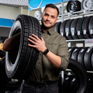 Customer,Tire,Fitting,In,The,Car,Service,,Auto,Mechanic,Checks